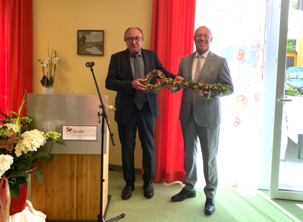 Architekt Norbert Sauer übergibt den Schlüssel an Kaspar Pfister, Gründer und Inhaber der BeneVit Gruppe.