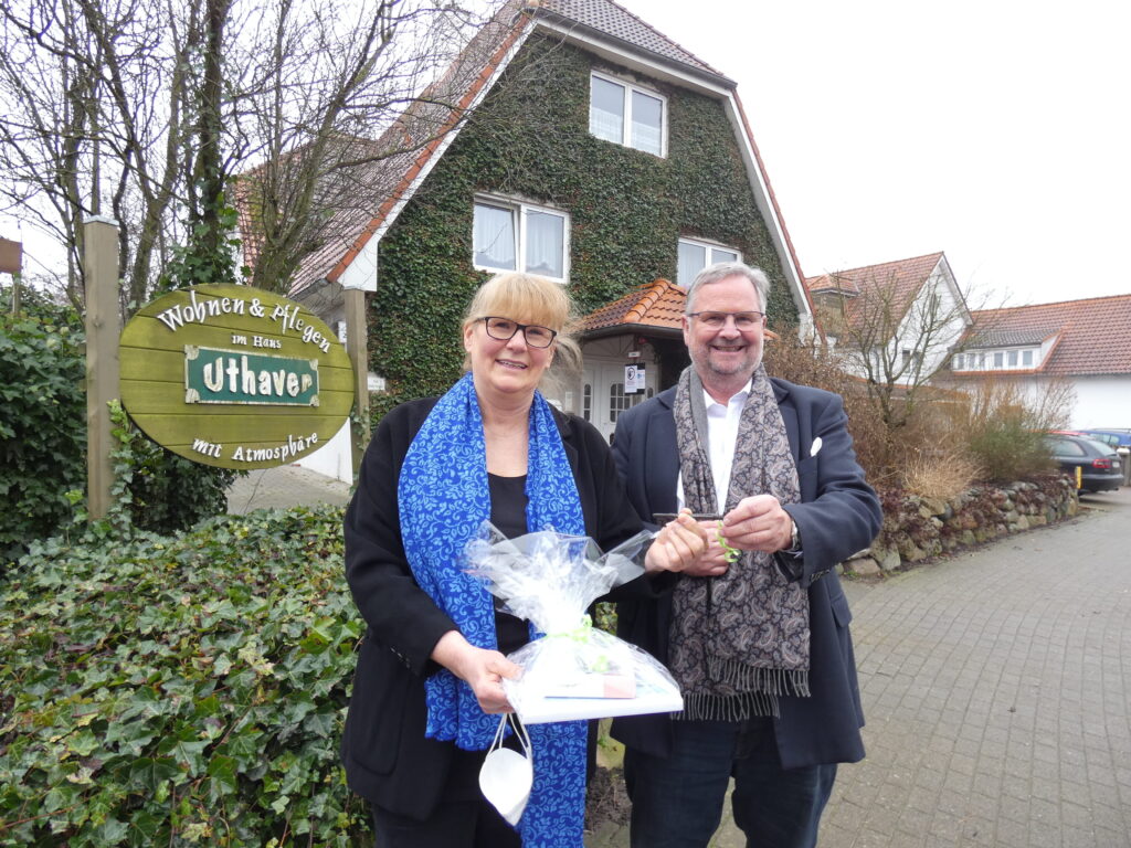 Kerstin Hahn übergibt symbolisch den Hausschlüssel an Wolfgang Röhr am 26. Januar 2022