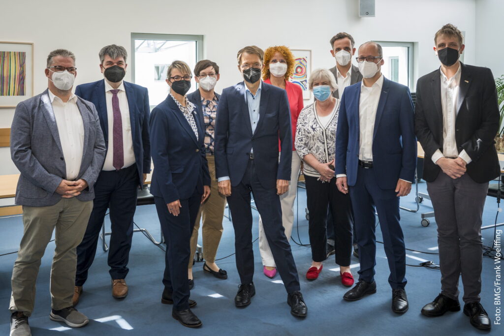 Vertreter des Bündnisses Digitalisierung in der Pflege haben jetzt dem Bundesgesundheitsminister Karl Lauterbach sein Konzeptpapier eines Nationalen Strategieplans zur Digitalisierungsstrategie persönlich vorgelegt.