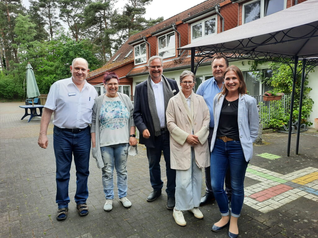 Die Villa Vitalia Gruppe übernimmt das Pflegeheim Falkenhof in Maschen. Das Haus war seit 1995 in Privatbesitz von Diethardt Trautvetter und seiner Lebensgefährtin Else Murek, die die Heimleitung innehatte.