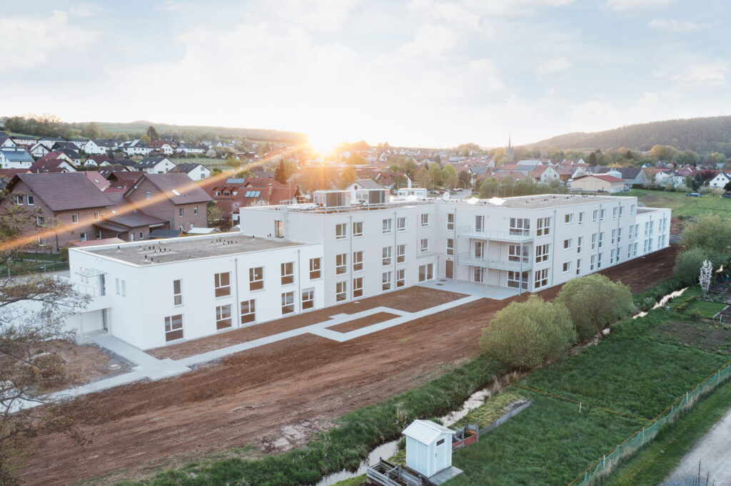 Die Einrichtung „Im Mühlengrund“ verfügt über 84 Wohneinheiten zur stationären Pflege und 18 Tagespflegeplätze.