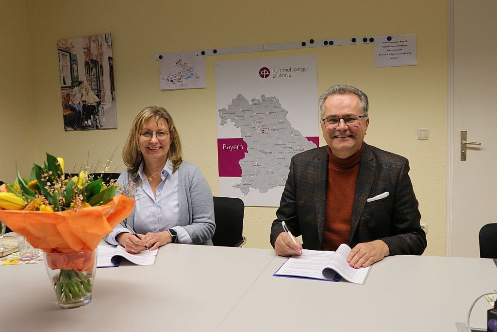 Martina Volkamer (links), Inhaberin der Hauskrankenpflege Martina Volkamer und Karl Schulz (rechts), Vorstand Dienste der Rummelsberger Diakonie freuten sich über den Vertragsabschluss