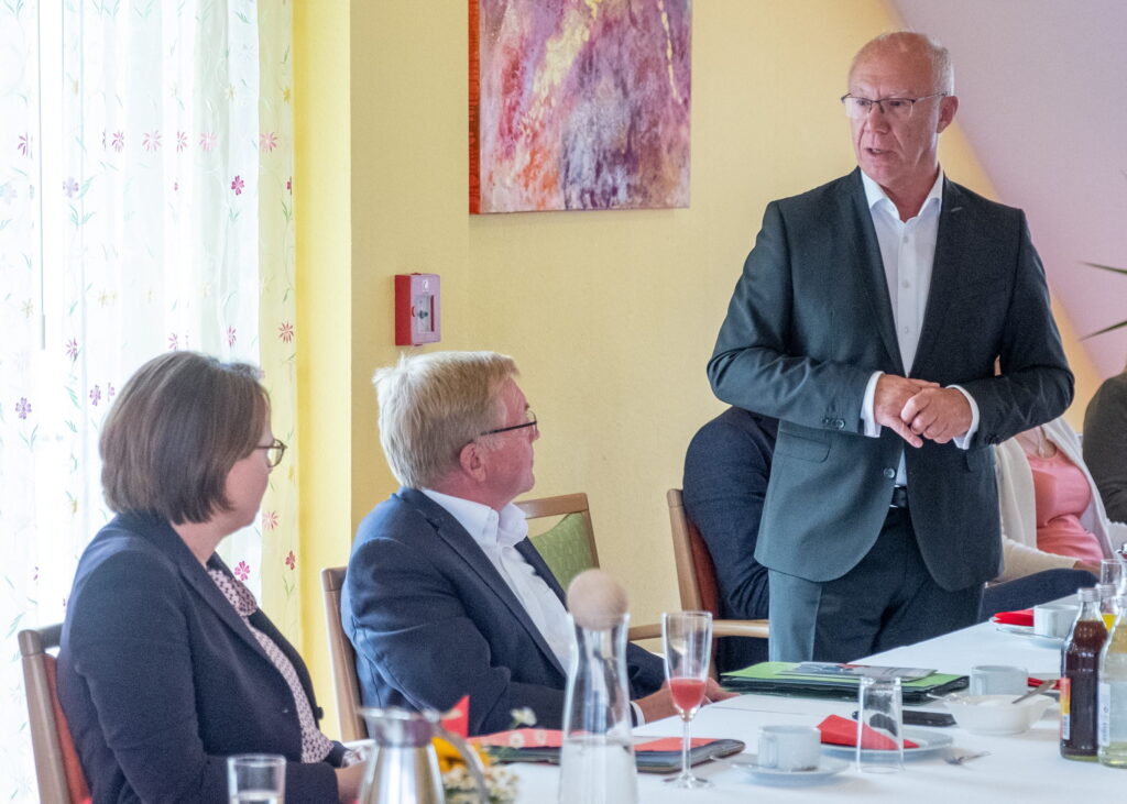 Staatsministerin im Bundeskanzleramt, Annette Widmann-Mauz, und der Pflegebevollmächtigte der Bundesregierung, Staatssekretär Andreas Westerfellhaus, Benevit-Gründer Kaspar Pfister